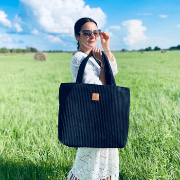 Duża torba ze sztruksu "Mili City Vibes" - czarna