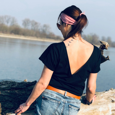 Koszulka Rebeliantka z dwustronnym dekoltem - czarna