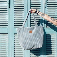 Duża torba ze sztruksu "Mili City Vibes" - niebieska